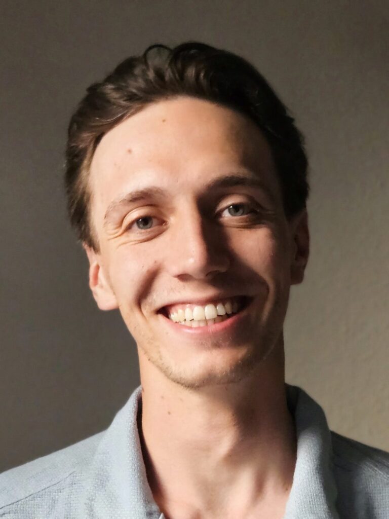 Profilbild von Florian Scheuing, dem Inhaber, lächelnd.